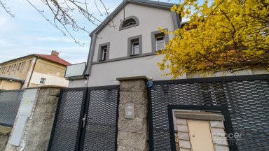 Pronájem nového mezonetového bytu 5 +kk/T/S/P se zahradou v Praze 10 - Strašnice, ulice V Úžlabině.