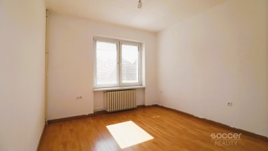 Pronájem pěkného bytu 2+kk 33 m2 + terasa 10 m2 v centru Neveklova, okres Benešov.
