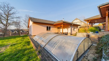Prodej rodinného domu se zahradou, garáží, bazénem nedaleko Prahy, obec Strančice, Všechromy.