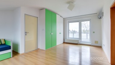 Pronájem krásného bytu 3+kk/garáž/terasa/balkony, 114 m2, ul. Ve Žlíbku, Praha 9 - Horní Počernice.