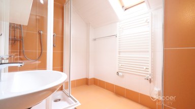 Prodej rodinného domu 6 + 1/dvě garáže, zahrada v Praze 10 - Strašnice, ulice Průběžná.
