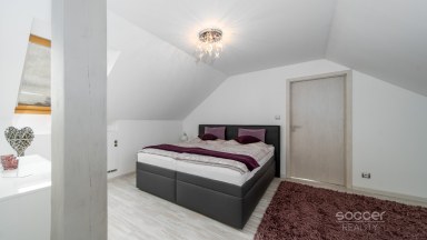 Prodej rodinného domu 6+1 s odděleným bytem 2+kk, terasou a garáží na Praze 9 - Dolních Počernicích.