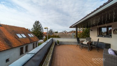 Prodej rodinného domu 6+1 s odděleným bytem 2+kk, terasou a garáží na Praze 9 - Dolních Počernicích.