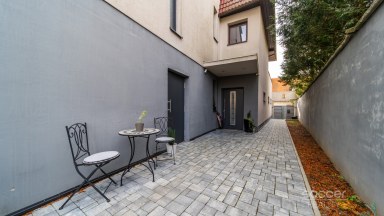 Prodej rodinného domu 6+1 s odděleným bytem 2+kk, terasou a garáží na Praze 9 - Dolních Počernicích.