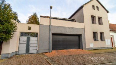 Prodej rodinného domu 6+1 s odděleným bytem 2+kk, terasou a garáží na Praze 9 - Dolních Počernicích.