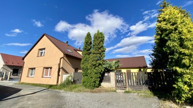 Příjemný byt 3+kk v domě se zahradou 6 km od Benátek nad Jizerou.