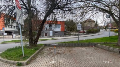 Pronájem venkovního parkovacího stání v ulici Kudrnova, Praha 5 - Motol. 