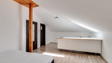 Pronájem bytu 1+kk/zahrada, 30 m2, Praha 9 - Horní Počernice.