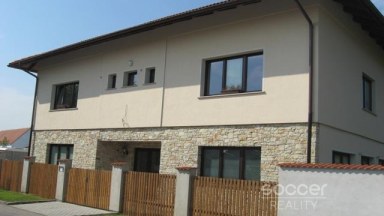 Pronájem bytu 1+kk/zahrada, 30 m2, Praha 9 - Horní Počernice.