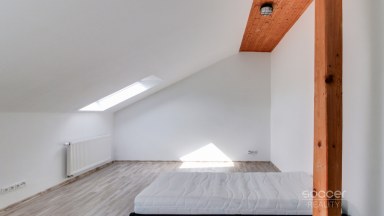 Pronájem bytu 1+kk/zahrada, 30 m2, Praha 9 - Horní Počernice.
