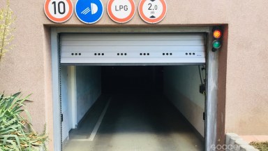 Pronájem garážového hydraulického stání, ulice Pešlova, Praha 9 - Vysočany. 