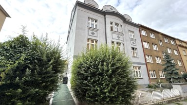 Pronájem světlého, prostorného bytu 1+kk, 42m2 v Praze 3- Jeseniova ul.