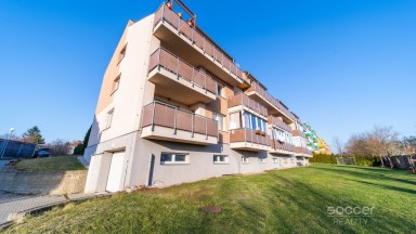 Byt 4+1/terasa/GS/PS/půda, 95 + 11,8 m2 na Praze 9 – Horní Počernice, ul. V Javorech na prodej.