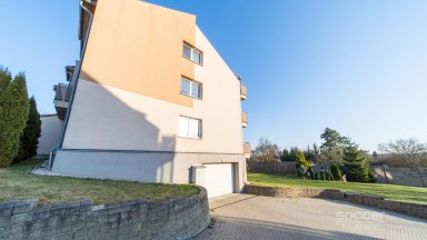 Byt 4+1/terasa/GS/PS/půda, 95 + 11,8 m2 na Praze 9 – Horní Počernice, ul. V Javorech na prodej.
