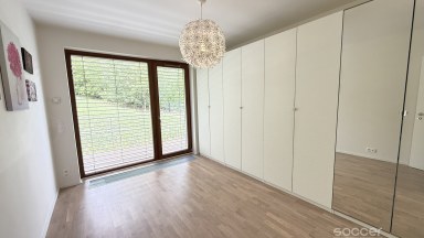 Pronájem prostorného bytu 3+kk, 104m2 s balkonem, garáž. stáním, sklepem v Praze 5, ul. Naskové