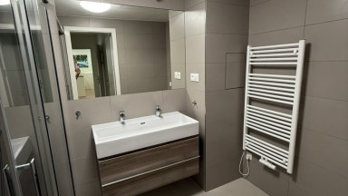 Pronájem prostorného bytu 3+kk, 104m2 s balkonem, garáž. stáním, sklepem v Praze 5, ul. Naskové