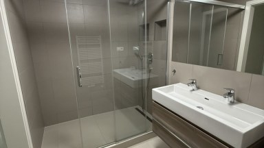 Pronájem prostorného bytu 3+kk, 104m2 s balkonem, garáž. stáním, sklepem v Praze 5, ul. Naskové