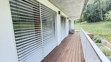 Pronájem prostorného bytu 3+kk, 104m2 s balkonem, garáž. stáním, sklepem v Praze 5, ul. Naskové