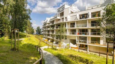 Pronájem prostorného bytu 3+kk, 104m2 s balkonem, garáž. stáním, sklepem v Praze 5, ul. Naskové