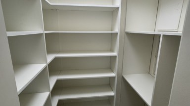 Pronájem prostorného bytu 3+kk, 104m2 s balkonem, garáž. stáním, sklepem v Praze 5, ul. Naskové