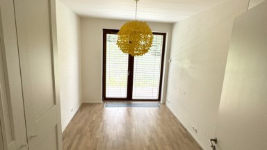Pronájem prostorného bytu 3+kk, 104m2 s balkonem, garáž. stáním, sklepem v Praze 5, ul. Naskové