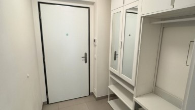 Pronájem prostorného bytu 3+kk, 104m2 s balkonem, garáž. stáním, sklepem v Praze 5, ul. Naskové