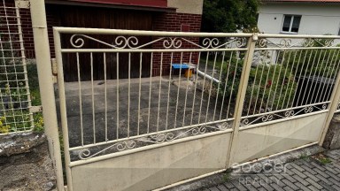Pronájem vytápěné garáže s vodou a sklady, Praha 6 - Nebušice.