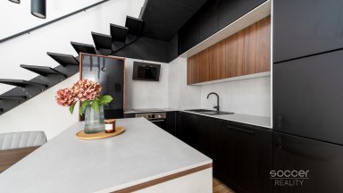 Prodej loftového bytu 1+kk s balkonem, sklepem a garážovým stáním – Bydlení na Krejcárku, Praha 9