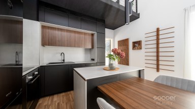 Prodej loftového bytu 1+kk s balkonem, sklepem a garážovým stáním – Bydlení na Krejcárku, Praha 9