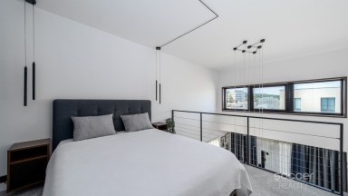 Prodej loftového bytu 1+kk s balkonem, sklepem a garážovým stáním – Bydlení na Krejcárku, Praha 9