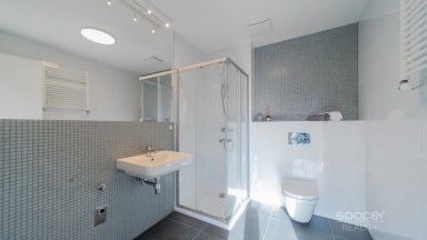 Prodej loftového bytu 1+kk s balkonem, sklepem a garážovým stáním – Bydlení na Krejcárku, Praha 9