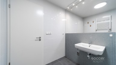 Prodej loftového bytu 1+kk s balkonem, sklepem a garážovým stáním – Bydlení na Krejcárku, Praha 9