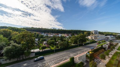 Prodej loftového bytu 1+kk s balkonem, sklepem a garážovým stáním – Bydlení na Krejcárku, Praha 9