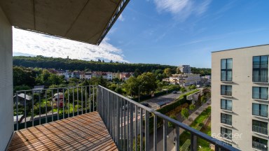 Prodej loftového bytu 1+kk s balkonem, sklepem a garážovým stáním – Bydlení na Krejcárku, Praha 9
