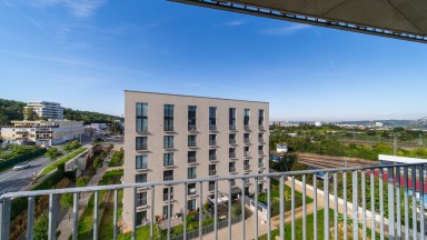 Prodej loftového bytu 1+kk s balkonem, sklepem a garážovým stáním – Bydlení na Krejcárku, Praha 9