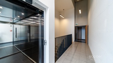 Prodej loftového bytu 1+kk s balkonem, sklepem a garážovým stáním – Bydlení na Krejcárku, Praha 9