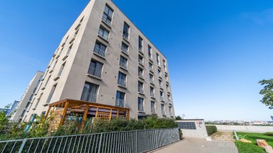 Prodej loftového bytu 1+kk s balkonem, sklepem a garážovým stáním – Bydlení na Krejcárku, Praha 9
