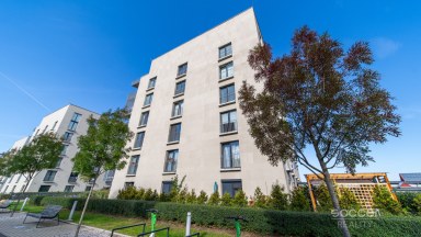 Prodej loftového bytu 1+kk s balkonem, sklepem a garážovým stáním – Bydlení na Krejcárku, Praha 9