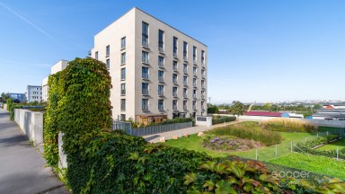 Prodej loftového bytu 1+kk s balkonem, sklepem a garážovým stáním – Bydlení na Krejcárku, Praha 9