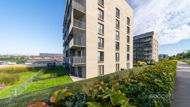 Prodej loftového bytu 1+kk s balkonem, sklepem a garážovým stáním – Bydlení na Krejcárku, Praha 9