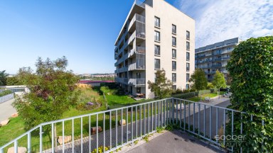 Prodej loftového bytu 1+kk s balkonem, sklepem a garážovým stáním – Bydlení na Krejcárku, Praha 9