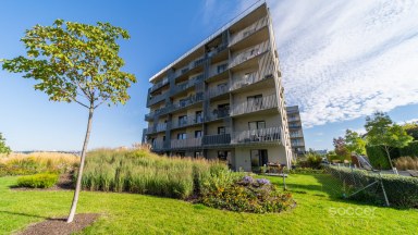 Prodej loftového bytu 1+kk s balkonem, sklepem a garážovým stáním – Bydlení na Krejcárku, Praha 9