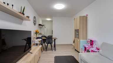 Pronájem bytu 2+kk, 43 m2, ulice Hrubého, Praha 8 - Kobylisy. 