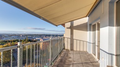 Pronájem bytu 2+kk/T/B, 80 m2 v ulici Cihlářská, Praha 9 - Prosek. 