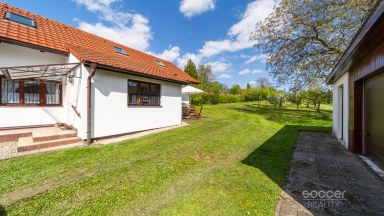 Kouzelný venkovský dům s příjemnou zahradou v atraktivní lokalitě.