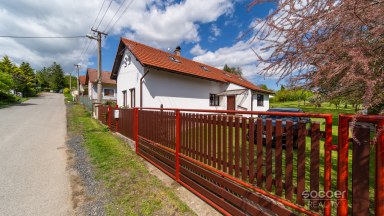 Kouzelný venkovský dům s příjemnou zahradou v atraktivní lokalitě.