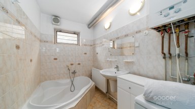 Malebný venkovský dům s prostornou zahradou blízko Českého ráje.