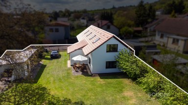 Malebný venkovský dům s prostornou zahradou blízko Českého ráje.