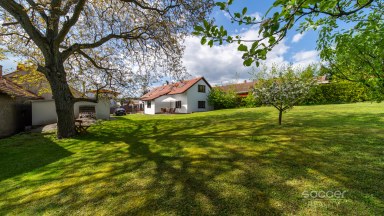 Malebný venkovský dům s prostornou zahradou blízko Českého ráje.