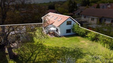 Malebný dům s příjemnou zahradou v atraktivní lokalitě.